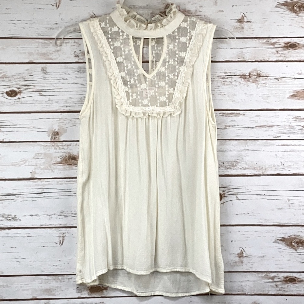 Sleeveless blouse with lace embroidery